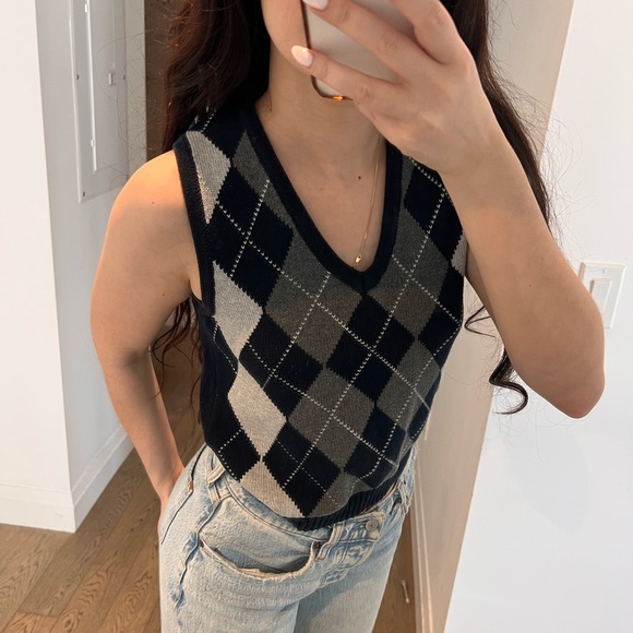 Printed navy knit sweater vest crop top - Picture 2 of 6